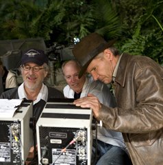Steven Spielberg, Frank Marshall y Harrison Ford en el set de "Indiana Jones y el Reino de la Calavera de Cristal"